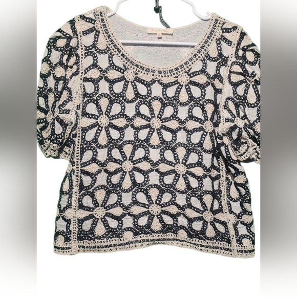 Solitaire Black and White Crotchet Floral Blouse EUC Medium PTP 20 Length 21 - Picture 3 of 7